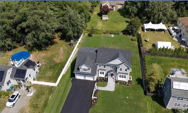 4 Wildwood St, Burlington, MA 01803