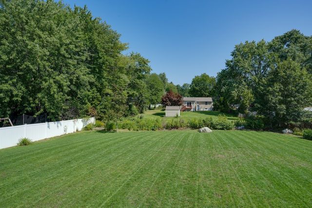 4 Wildwood St, Burlington, MA 01803