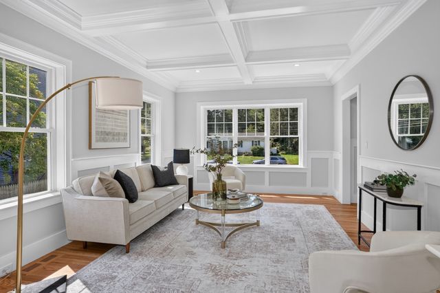 4 Wildwood St, Burlington, MA 01803