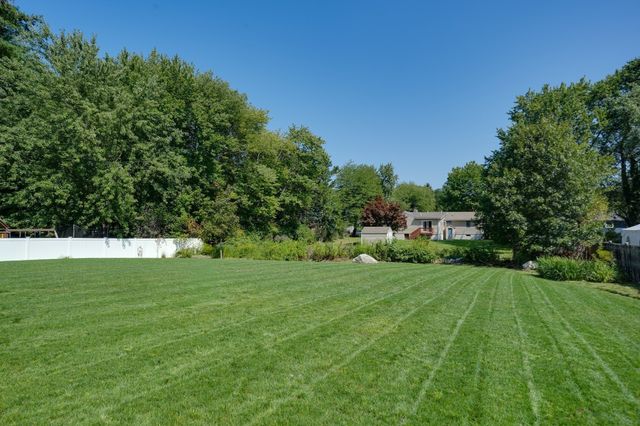 4 Wildwood St, Burlington, MA 01803