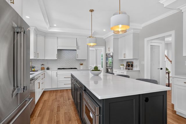 4 Wildwood St, Burlington, MA 01803
