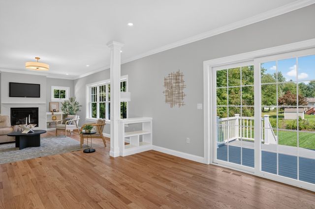 4 Wildwood St, Burlington, MA 01803