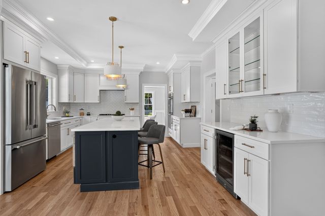 4 Wildwood St, Burlington, MA 01803