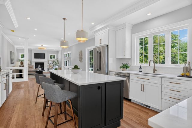 4 Wildwood St, Burlington, MA 01803