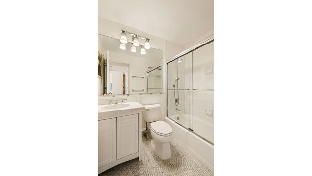 270 W 17th St Apt 5D, New York City, NY 10011
