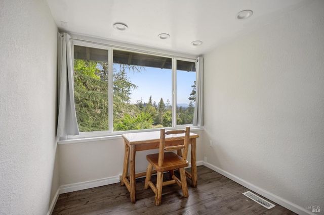 2264 Green Hill Rd, Sebastopol, CA 95472