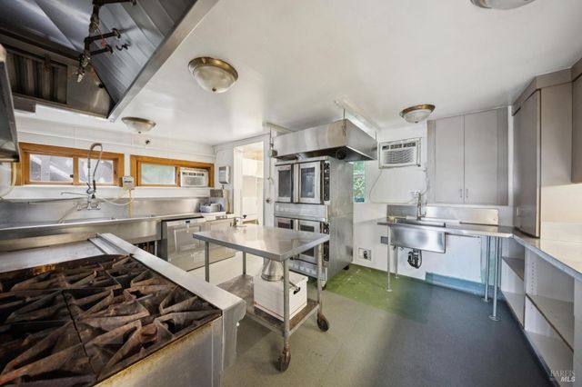 2264 Green Hill Rd, Sebastopol, CA 95472