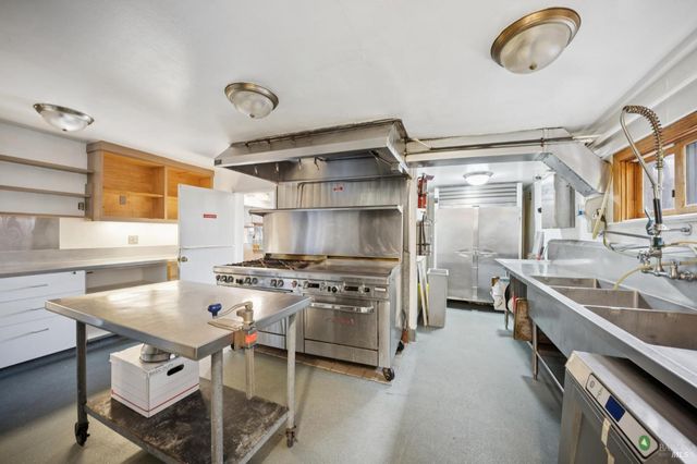 2264 Green Hill Rd, Sebastopol, CA 95472