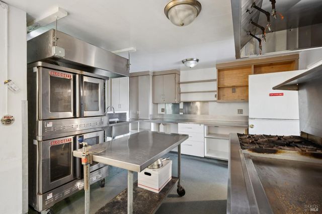 2264 Green Hill Rd, Sebastopol, CA 95472