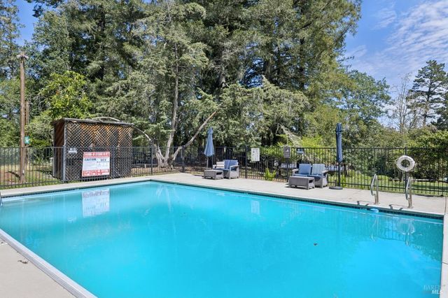 2264 Green Hill Rd, Sebastopol, CA 95472