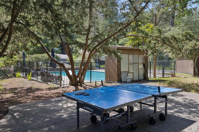 2264 Green Hill Rd, Sebastopol, CA 95472