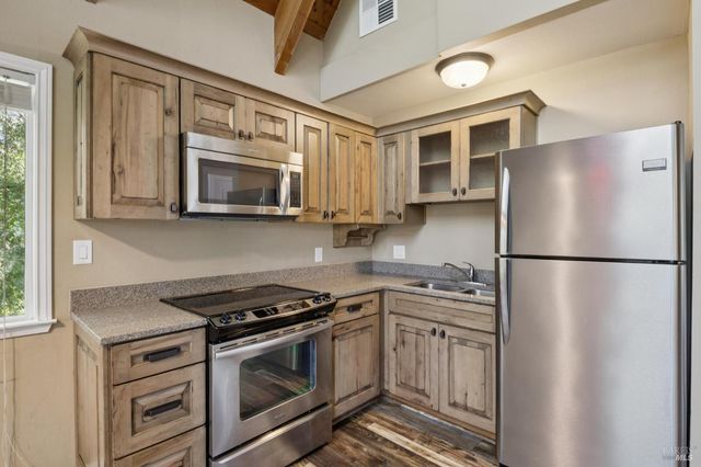 2264 Green Hill Rd, Sebastopol, CA 95472