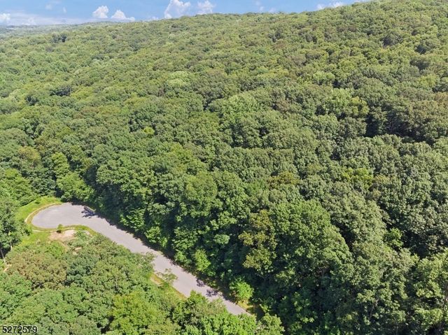 7 Settlers Ridge Ct, Washington Twp., NJ 07853