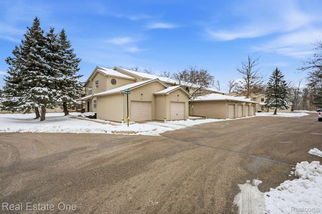 4885 Oak Hill Drive 20, Waterford Charter Township, MI 48329