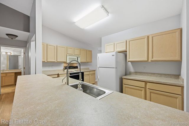 4885 Oak Hill Drive 20, Waterford Charter Township, MI 48329