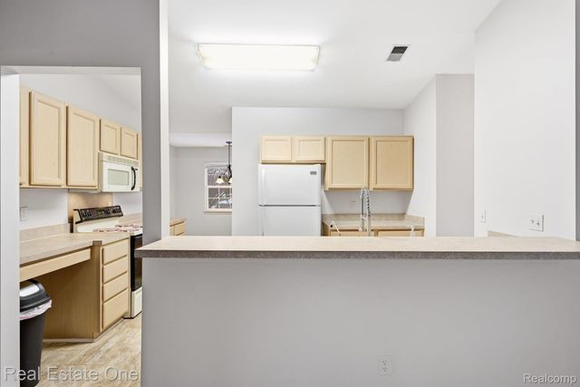 4885 Oak Hill Drive 20, Waterford Charter Township, MI 48329