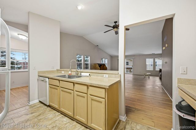 4885 Oak Hill Drive 20, Waterford Charter Township, MI 48329