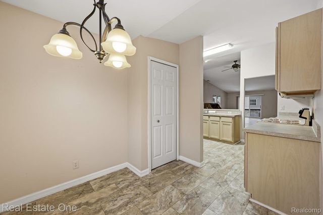 4885 Oak Hill Drive 20, Waterford Charter Township, MI 48329