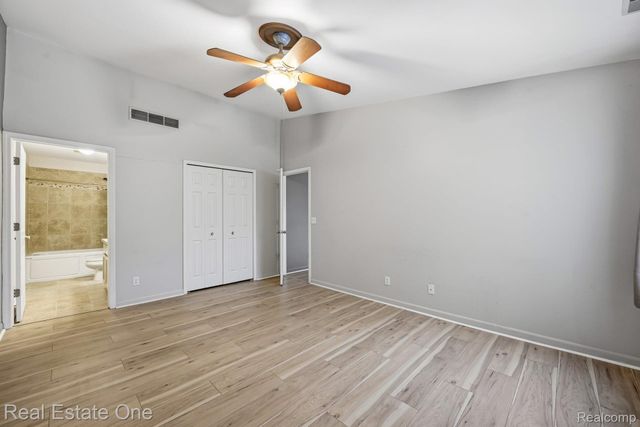 4885 Oak Hill Drive 20, Waterford Charter Township, MI 48329