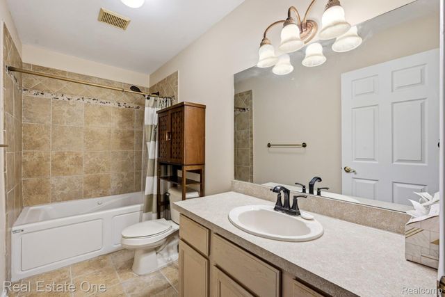 4885 Oak Hill Drive 20, Waterford Charter Township, MI 48329