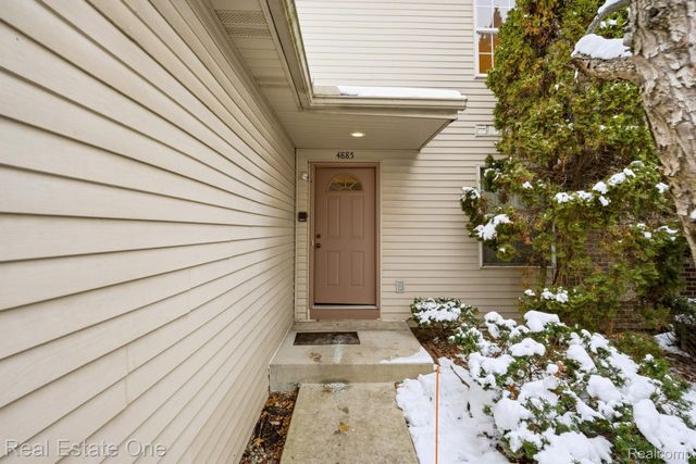 4885 Oak Hill Drive 20, Waterford Charter Township, MI 48329