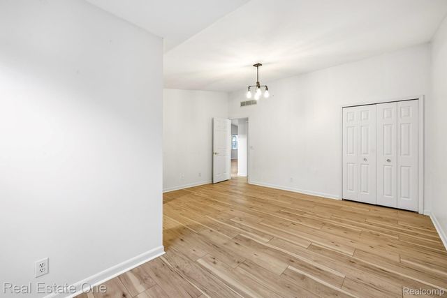 4885 Oak Hill Drive 20, Waterford Charter Township, MI 48329