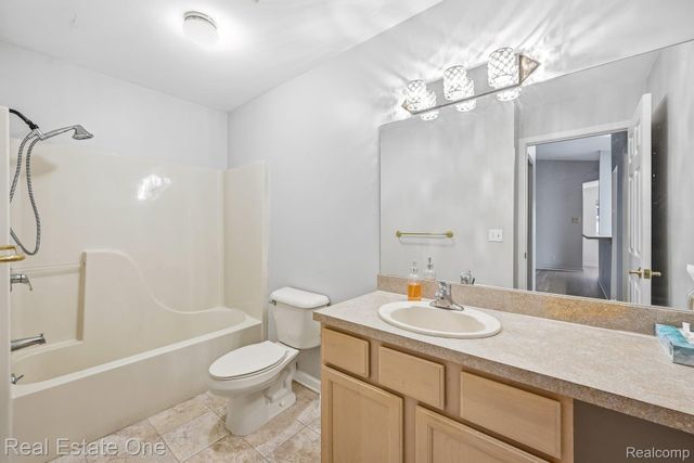 4885 Oak Hill Drive 20, Waterford Charter Township, MI 48329