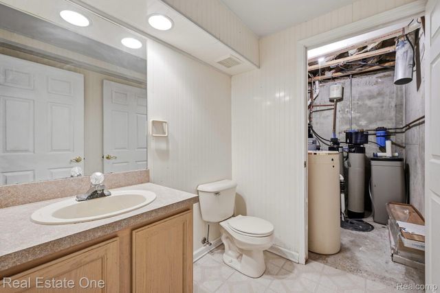 4885 Oak Hill Drive 20, Waterford Charter Township, MI 48329