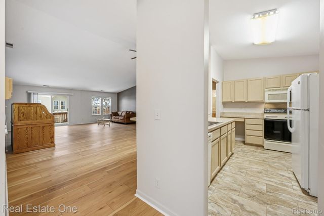 4885 Oak Hill Drive 20, Waterford Charter Township, MI 48329