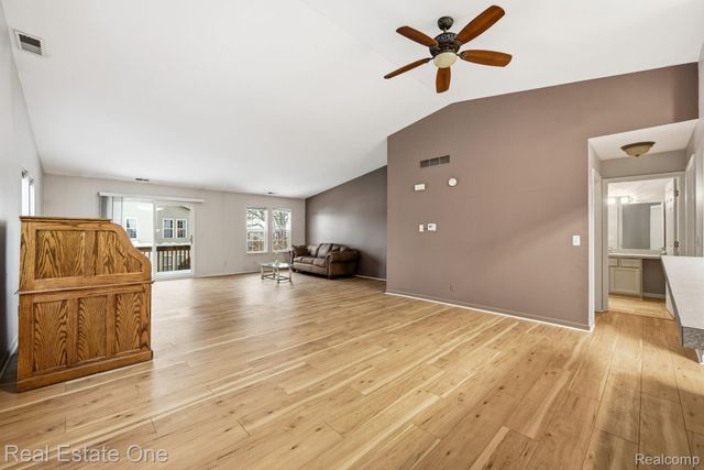 4885 Oak Hill Drive 20, Waterford Charter Township, MI 48329