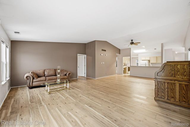 4885 Oak Hill Drive 20, Waterford Charter Township, MI 48329