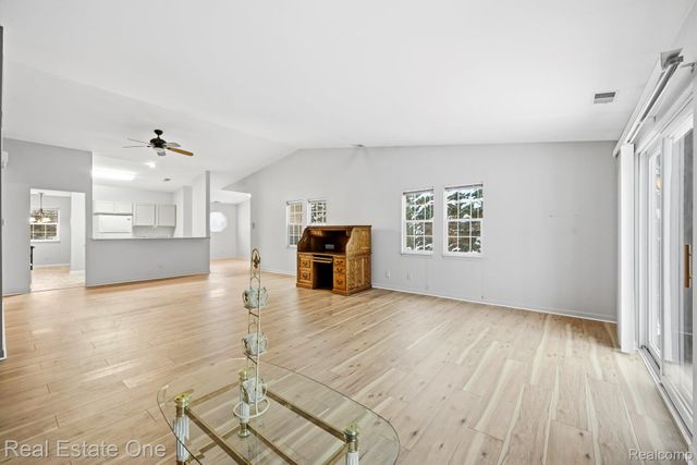 4885 Oak Hill Drive 20, Waterford Charter Township, MI 48329