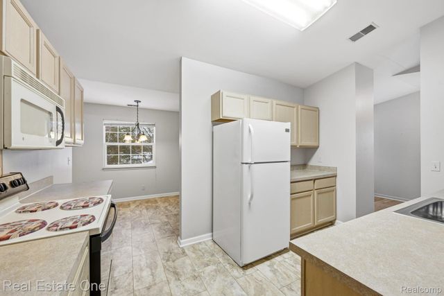 4885 Oak Hill Drive 20, Waterford Charter Township, MI 48329