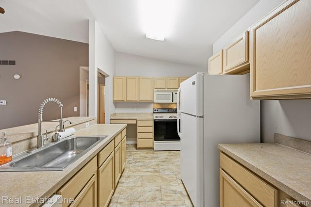 4885 Oak Hill Drive 20, Waterford Charter Township, MI 48329