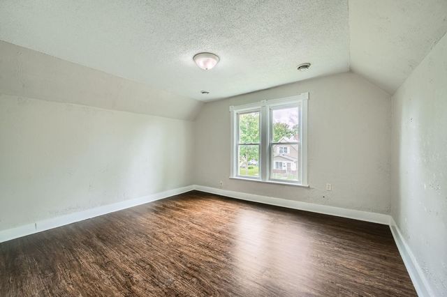 911X Sims Avenue, Saint Paul, MN 55106