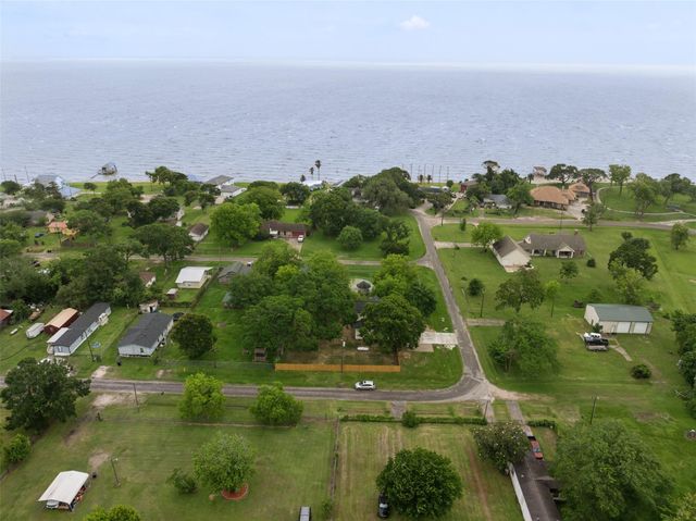 10002 Wilma Lane, Beach City, TX 77523