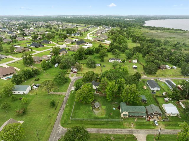 10002 Wilma Lane, Beach City, TX 77523