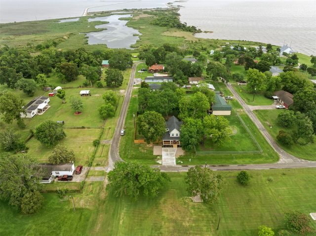 10002 Wilma Lane, Beach City, TX 77523