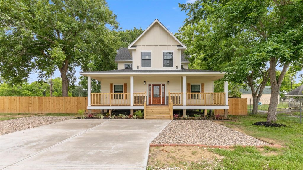 10002 Wilma Lane, Beach City, TX 77523