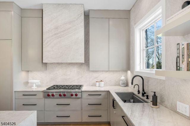 21 Harvey Dr, Millburn Twp., NJ 07078