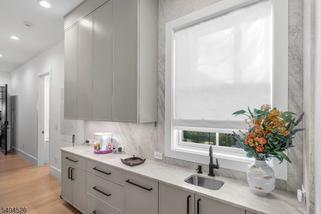 21 Harvey Dr, Millburn Twp., NJ 07078