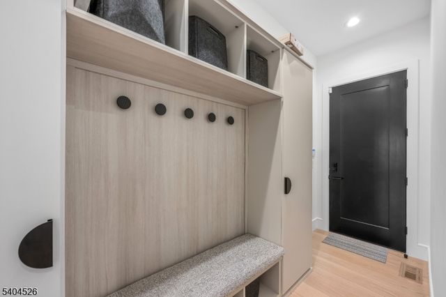 21 Harvey Dr, Millburn Twp., NJ 07078