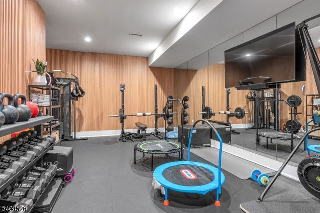 21 Harvey Dr, Millburn Twp., NJ 07078