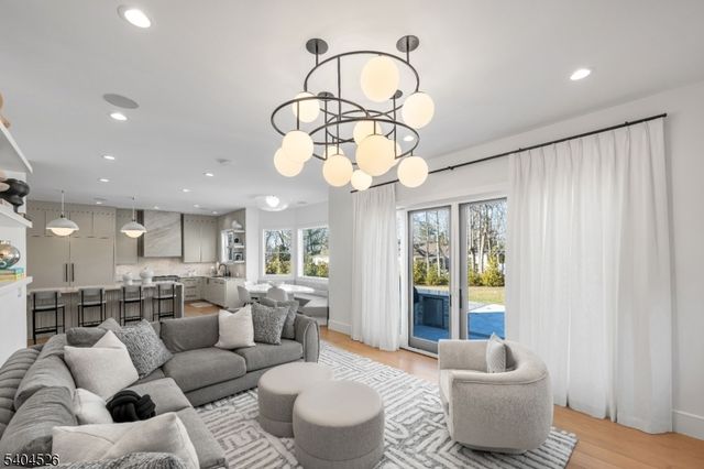 21 Harvey Dr, Millburn Twp., NJ 07078