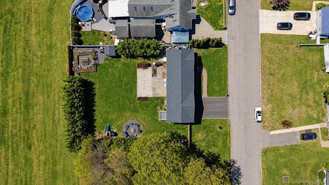 18 Pond Road, Holbrook, NY 11741