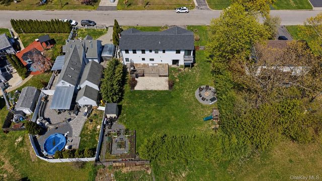 18 Pond Road, Holbrook, NY 11741