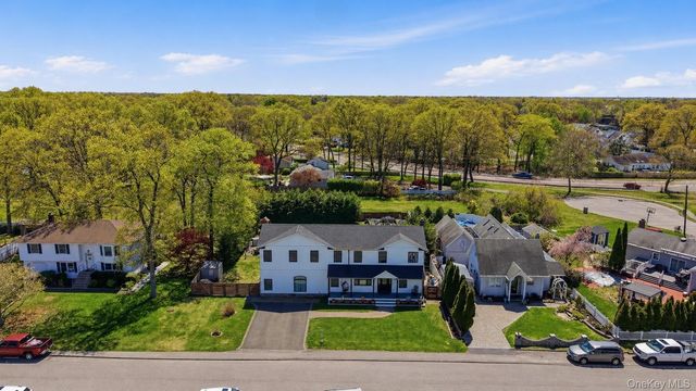 18 Pond Road, Holbrook, NY 11741