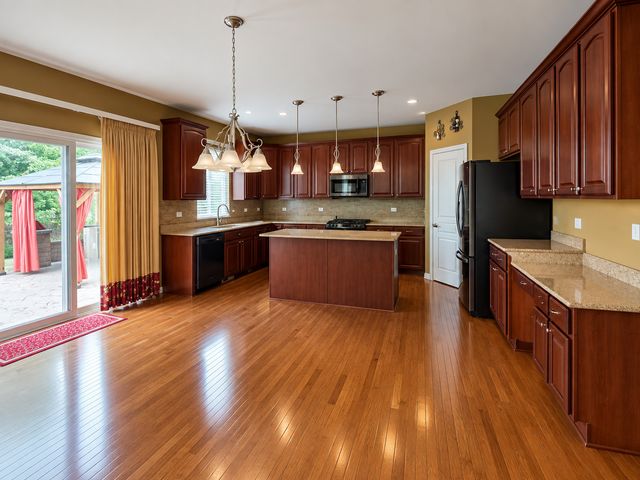 4 Snead Court, Bolingbrook, IL 60490