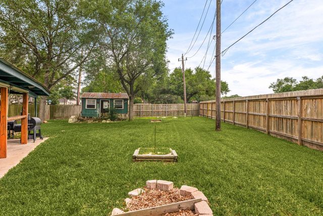 1103 Pinecroft Drive, Sugar Land, TX 77498