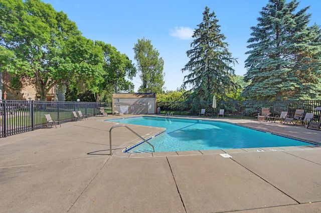 4045 Hodgson Road 107, Shoreview, MN 55126